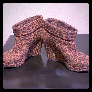 Leopard Gianni Bini booties
